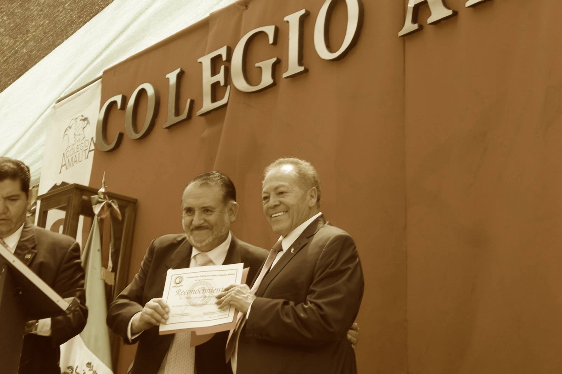 Reconocimiento por la Fundación Cultural Isidro Fabela, Foto: Profr. Alberto Rivera y Lic. Arturo Peña del Mazo