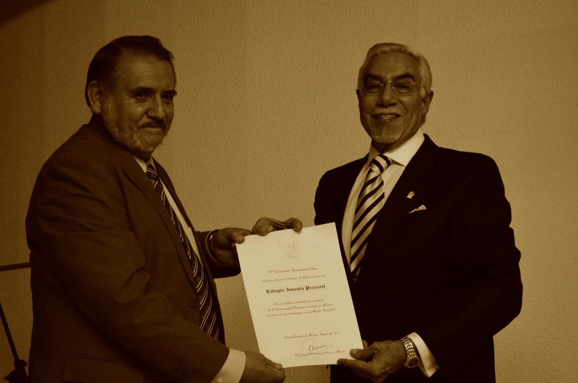 Reconocimiento del Consulado General del Perú en México, Foto: Profr. Alberto Rivera y Ministro Alfredo Tejeda S.